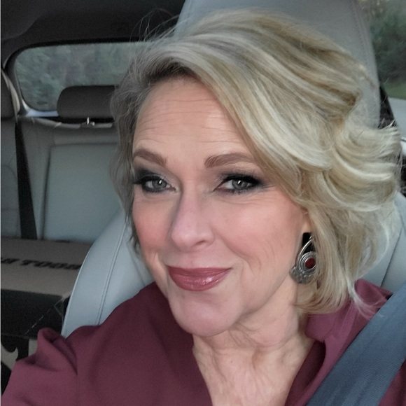 Meet your Posher, Jennifer - Picture 1 of 1